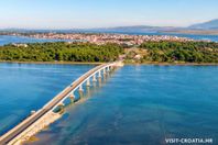 Hus på ön VIR nära Zadar i Kroatien. Avgiftsfri bro