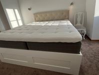 Ikea vit säng Brimnes 180x200 med resår- och bäddmadrass