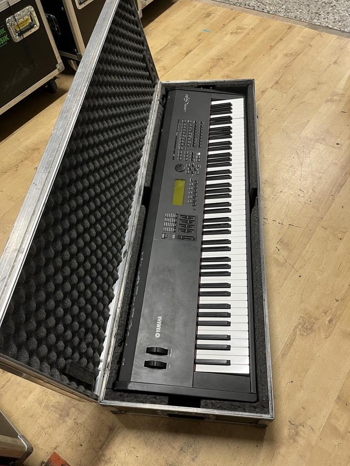 Yamaha S90 stagepiano i case