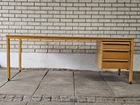 Kinnarps skrivbord i trä – justerbar höjd.