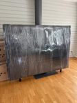 Delux Pikerad XL sänggavel – 180 cm – mörkgrå (Mio)