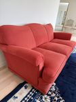 Röd soffa härlig rymlig och bekväm 