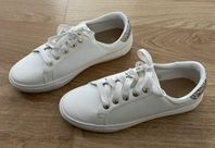 Dam sneakers