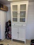 Idanäs, högskåp med vitrindörrar