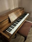 Sött litet piano från Nordiska Piano, modell Bambino
