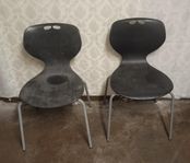 2 St svarta plaststolar 