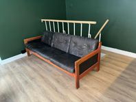 Tresitsig soffa, teak/läder