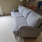 Två svängda soffor.