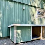 Två stycken hundkojor med uteplats