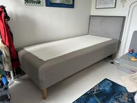 Säng 90cm Skårer m sänggavel