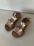 Rosa sandaler sommarskor med fjärilar i storlek 32 