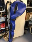 Blå Golfbag för några golfklubbor 