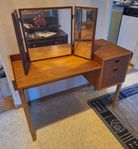 Sminkbord teak med väggspegel 
