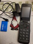Alcatel mobil telefon med laddare.