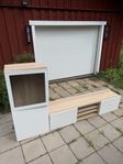 TV-bänk och vitrinskåp