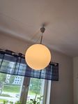 stor rund glaslampa med ledlampa inuti