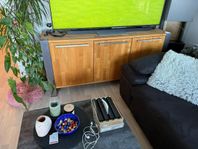 Skänk från Mio i massiv ek/borstad stål