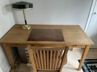 Vintage skrivbord i körsbärsträ, med läderskiva!