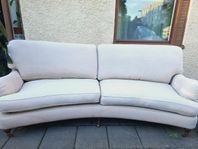 Beige Howard soffa