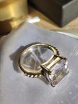 silver ring med amentist sten och små kristaller på sidor 