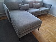 Stilren soffa med divan i toppskick Fri leverans