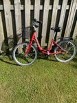 Röd barncykel 24 tum 3 vxl med cykelkorg
