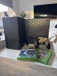 Xbox Series X med två handkontroller och spel