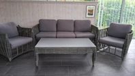 Soffa, två fåtöljer och bord i grå konstrotting 