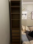 IKEA PAX garderob 236x50x58cm+ny oanvänd dörr – Bergsbo