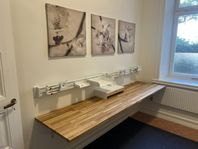 Vägghängt system med monitor armar för skärmar