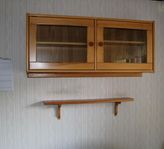 Furuskåp med vägghylla