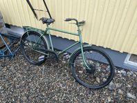 Militärcyklar med massor sv delar