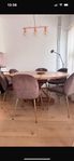  ,köksbordet med stolar,barnsängar,byrå,lampor,,mm