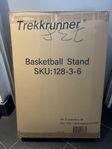 Flång ny basketkorg med ställning i obruten förpackning 