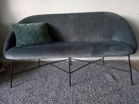 Liten soffa i grågrön sammet 