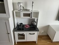 leksakskök med tillbehör