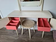 Supergulligt retro litet sminkbord med pall