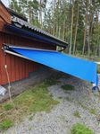 Terassmarkis med motor och fjärrkontroll.  