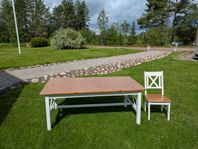Matbord med sex stolar