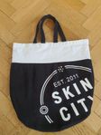 Skincity väska i tyg 500kr