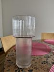 Elegant räfflad glasvas