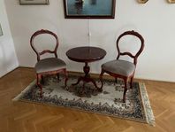 Pelarbord med två stolar