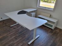 Kinnarps stort skrivbord höj o sänk el, hurts, bänk
