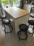 Köksö med stolar 