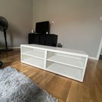 säljer stilren tv:bänk.