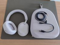 Hörlurar, Sony WH-1000XM5