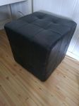 Svart sittpuff i konstläder