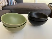 Små skålar från Höganäs, olivgröna och svarta