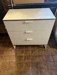 Vit byrå 3-lådor IKEA Trysil i fint skick 