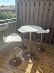 barbord och barstolar vita säljes för 1000kr fr Mio 